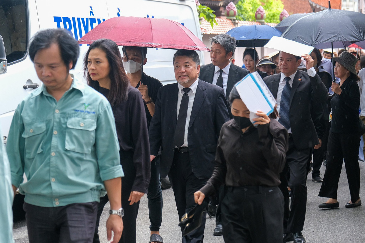 Mặc dù thời tiết lúc nắng, khi mưa, nhưng hàng dài người vẫn kiên trì chờ vào viếng.