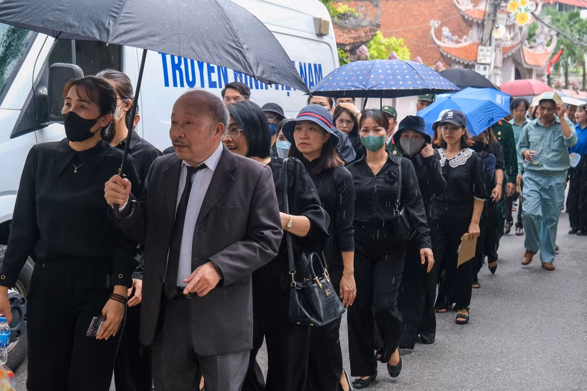 Từ người lớn tuổi đến trẻ nhỏ đều mong mỏi được đưa tiễn Tổng Bí thư Nguyễn Phú Trọng về nơi an nghỉ cuối cùng.