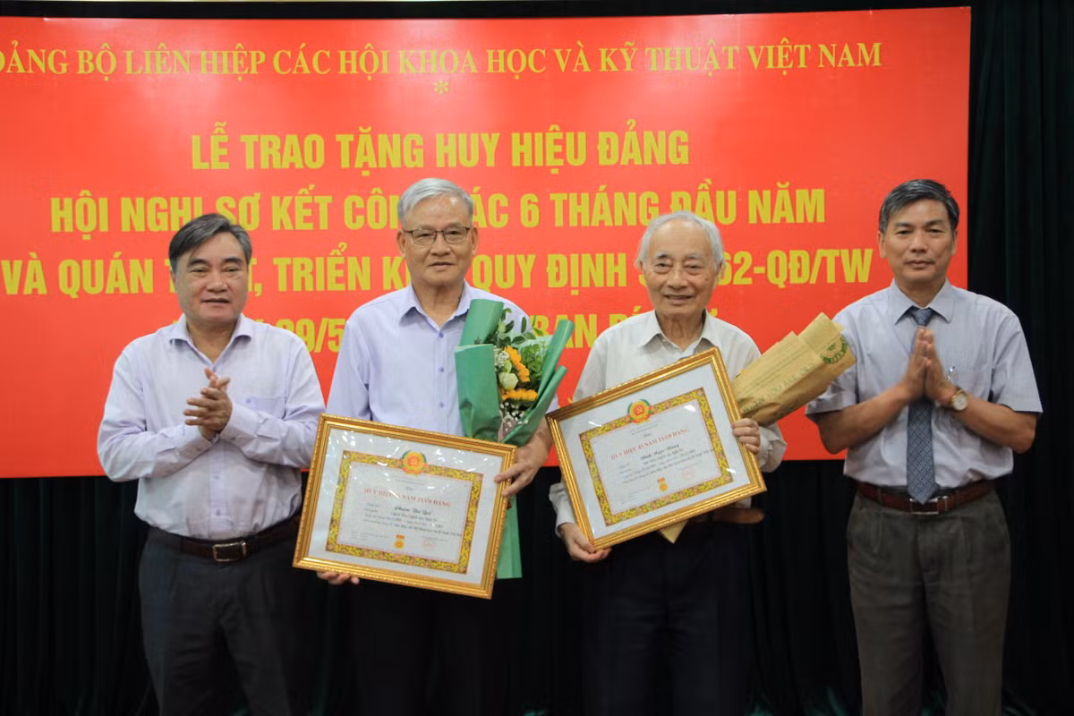 VUSTA trao tang Huy hieu Dang va so ket cong tac 6 thang dau nam-Hinh-5