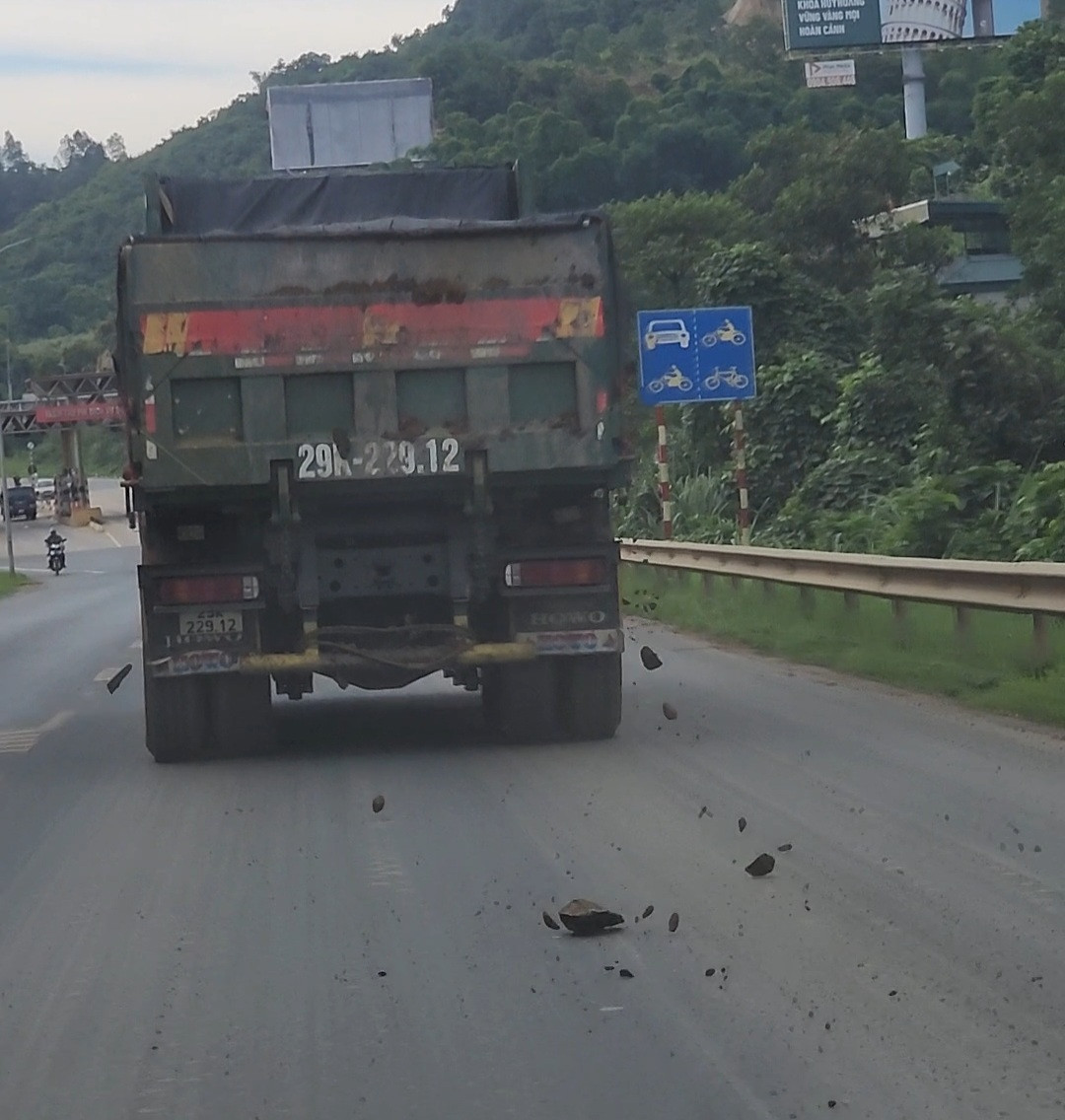 Đường Hoà Lạc – Hoà Bình “gánh” xe có dấu hiệu quá tải từ mỏ đá Duong Hoa Lac – Hoa Binh “ganh” xe co dau hieu qua tai tu mo da