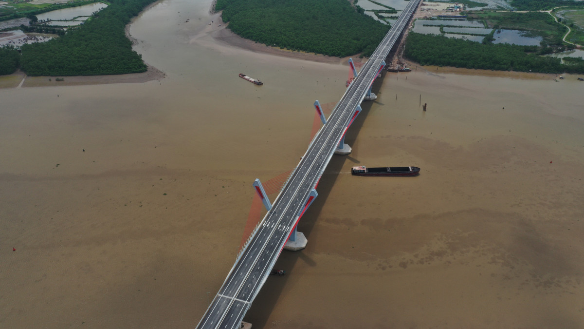 Cầu chính gồm 4 nhịp với sơ đồ (90+2x160+90)m ở giữa sông. Phần cầu dẫn gồm 34 nhịp dầm super T. Mố, trụ cầu bằng bê tông cốt thép, móng sử dụng cọc khoan nhồi. Tải trọng thiết kế HL93; Kích thước thông thuyền BxH=2x(85x11)m.