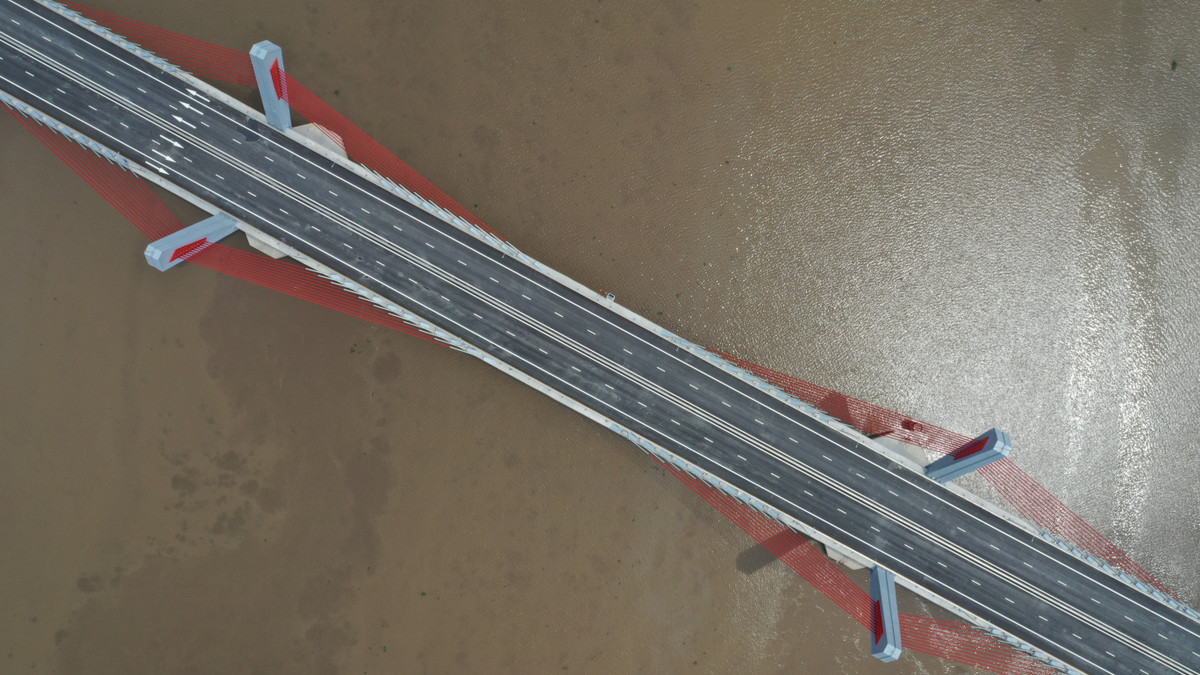 Ngoài ra, do thời tiết không thuận lợi, mưa nhiều dẫn đến việc thi công đường dẫn phải kéo dài. Ban chỉ đạo các nhà thầu tập trung nhân lực và thiết bị, tận dụng thời điểm thời tiết thuận lợi thi công 3 ca/ngày để sớm đưa công trình vào sử dụng.