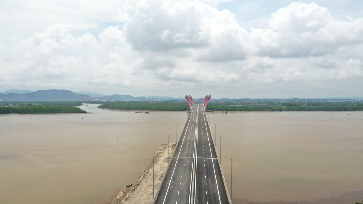 Ghi nhận của PV Báo Tri thức và Cuộc sống, các hạng mục chính của cây cầu đã được chủ đầu tư hoàn thành xong, phần đường dẫn hai bên cầu thuộc Hải Phòng và Quảng Ninh đang được các nhà thầu tập trung phương tiện và nhân lực gấp rút hoàn thiện.