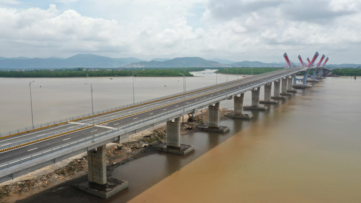 Cầu có thiết kế dài hơn 1.800 m, rộng 21,5 m, trong đó cầu chính dầm liên tục bê tông cốt thép dự ứng lực, gồm 4 làn xe cơ giới và 2 làn hỗn hợp, vận tốc thiết kế cầu chính 80 km/h.