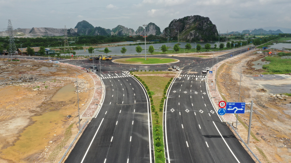 Dự án cầu Bến Rừng bắc qua sông Đá Bạc được khởi công tháng 5/2022 theo chương trình hợp tác giữa TP.Hải Phòng và tỉnh Quảng Ninh, tổng vốn đầu tư gần 2.000 tỷ đồng từ ngân sách T.Ư, TP.Hải Phòng và tỉnh Quảng Ninh; Dự án thuộc Công trình giao thông, nhóm B và Cầu đường bộ, cấp đặc biệt.