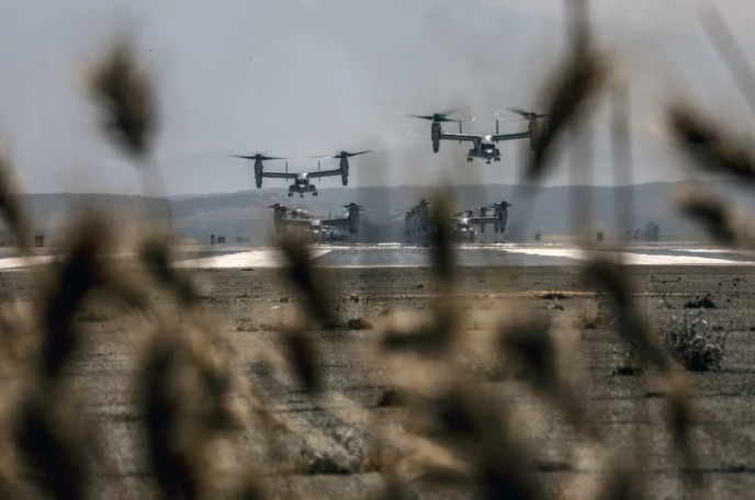 Trực thăng lai V-22 Osprey được Mỹ phát triển và sản xuất từ những năm 1980 với khả năng cất hạ cánh theo phương thẳng đứng như trực thăng hoặc theo cách chạy đà thông thường.