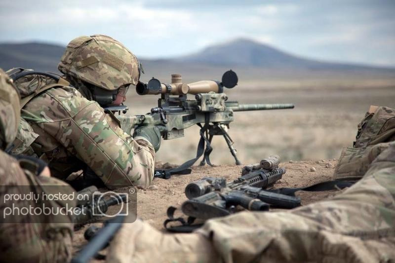 Cũng giống như “người tiền nhiệm” M40 A6, khóa nòng của khẩu Mk 13 Mod 7 có cơ chế trượt theo chiều dọc nhưng đã được thiết kế lại để bắn được chính xác ở khoảng cách xa hơn, trong khi M40 chủ yếu được sử dụng với các mục tiêu ở khoảng cách dưới 1.000m.