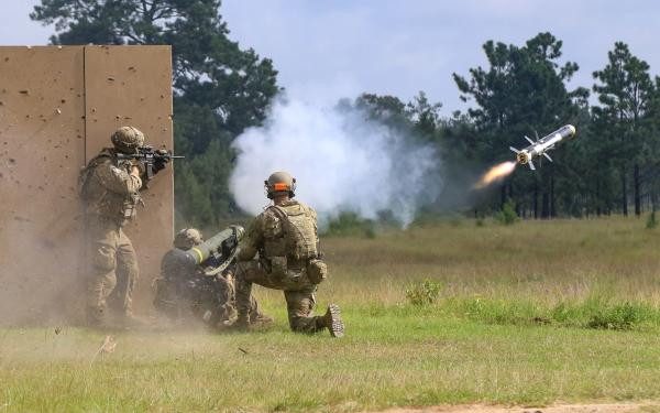 Đến nay, những bí mật được hé lộ, trong Ukraine đã tiếp nhận số lượng không nhỏ tên lửa Javelin – một thứ vũ khí rất nguy hiểm từ Mỹ và rõ ràng là nó đã khiến Nga sục sôi tức giận. Ngoài những lý do về vấn đề căng thẳng khu vực leo thang, một điều nữa khiến Nga rất lo sợ việc Ukraine sở hữu Javenlin là vì loại tên lửa này có quá nhiều đặc điểm mà các khí tài, vũ khí của Nga rất khó đối phó. Nguồn ảnh: DVIDS.