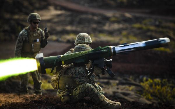 FGM-148 Javelin do Mỹ sản xuất là một trong những hệ thống tên lửa chống tăng di động hàng đầu trên thế giới. Đây cũng là một khí tài rất đắt tiền, với mỗi tên lửa thường có giá cao hơn các mục tiêu mà nó tiêu diệt. Trong quân đội Mỹ, Javelin cũng có thể chuyển được từ dạng tên lửa vác vai sang gắn trên các xe chiến đấu, xe tăng nhiều loại. Nguồn ảnh: DVIDS.