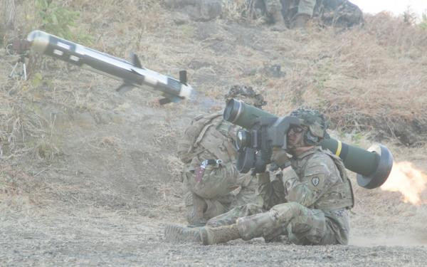 Bị phản đối nhiều là vậy nhưng tháng 4 năm ngoái, các cố vấn an ninh của Mỹ đã thuyết phục được Tổng thống Donald Trump ký vào thỏa thuận cung cấp vũ khí cho Ukraine. Tuy nhiên thời điểm đó nhà lãnh đạo Mỹ không cho phép họ công khai nói về thỏa thuận này vì sợ làm cho người đồng cấp Vladimir Putin tức giận. Nguồn ảnh: DVIDS.