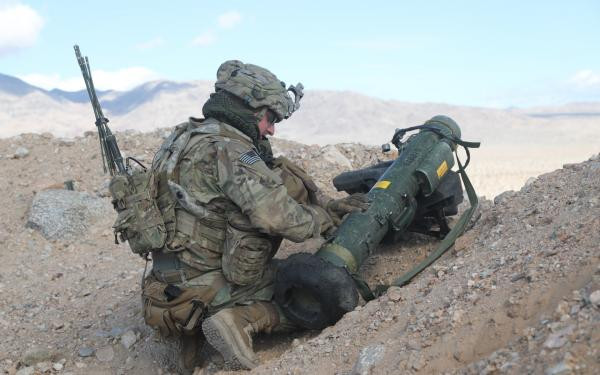 Tên lửa Javelin đã được sử dụng trong cuộc tấn công Iraq năm 2003. Loại tên lửa vác vai này đã tiêu diệt nhiều xe tăng Type 69 và T-72. Khi giai đoạn quan trọng của cuộc xung đột kết thúc, nhiệm vụ chính của Javelin là "bắn tỉa" các mục tiêu nhỏ hơn. Phạm vi nhắm mục tiêu chính xác của Javelin là rất lý tưởng trong nhiệm vụ phát hiện và hạ gục các nhóm vũ khí hạng nặng xuất hiện ở tầm xa được trang bị súng máy, tên lửa hoặc súng không giật.... Nguồn ảnh: DVIDS.