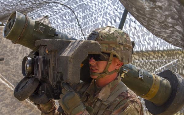 Tên lửa này thường dùng để tấn công phần bên trên các xe tăng, xe thiết giáp nhưng tên lửa này cũng có khả năng tấn công trực tiếp bằng cách bắn thẳng vào các tòa nhà hay các mục tiêu khác. Điều trớ trêu khi sử dụng Javelin là nó có giá khoảng 80.000 USD, cao hơn rất nhiều hệ thống vũ khí làm mục tiêu của chính loại tên lửa này. Nguồn ảnh: DVIDS.