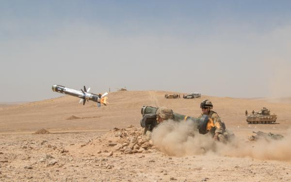 Báo giới quốc tế viết về thương vụ Mỹ bán tên lửa Javelin cho Ukraine vốn tồn tại rất nhiều bí mật. Từ thời Barack Obama còn nắm quyền tổng thống, ông đã không đồng ý việc Mỹ cung cấp vũ khí cho Kiev. Ở phía bên kia, Nga cũng là một quốc gia một mực phản đối Ukraine có được vũ khí từ Mỹ do những căng thẳng kéo dài suốt những năm qua từ khi Moscow sáp nhập bán đảo Crimea năm 2014, tiếp đến là nội chiến ở vùng Donbass khiến hàng chục nghìn người thiệt mạng. Nguồn ảnh: DVIDS.