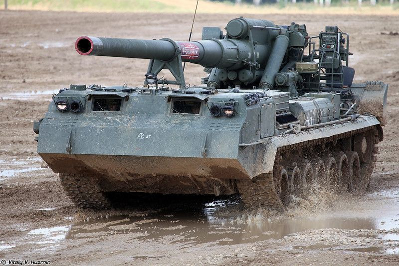 Phiên bản 2S7 mới nhất được nâng cấp sâu về hệ thống điện tử, có thể nhận thông tin về mục tiêu từ vệ tinh, máy bay không người lái, máy bay trinh sát, các đội đặc nhiệm hoặc trinh sát pháo binh hoạt động bên trong lòng địch.