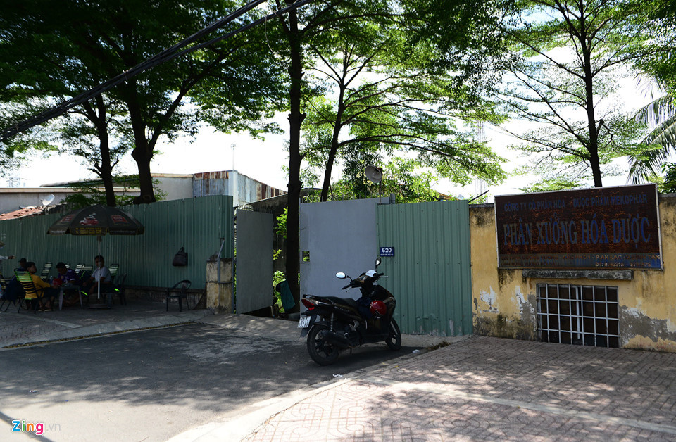 Khu đất này được thành phố giao cho Công ty Cổ phần Hóa - Dược phẩm Mekophar (thuộc Bộ Y tế) sử dụng từ năm 2004. Tuyến đường Kinh Dương Vương được nâng cao khiến khu đất và các hạng mục bên trong bị thấp xuống 1/2 kết cấu.