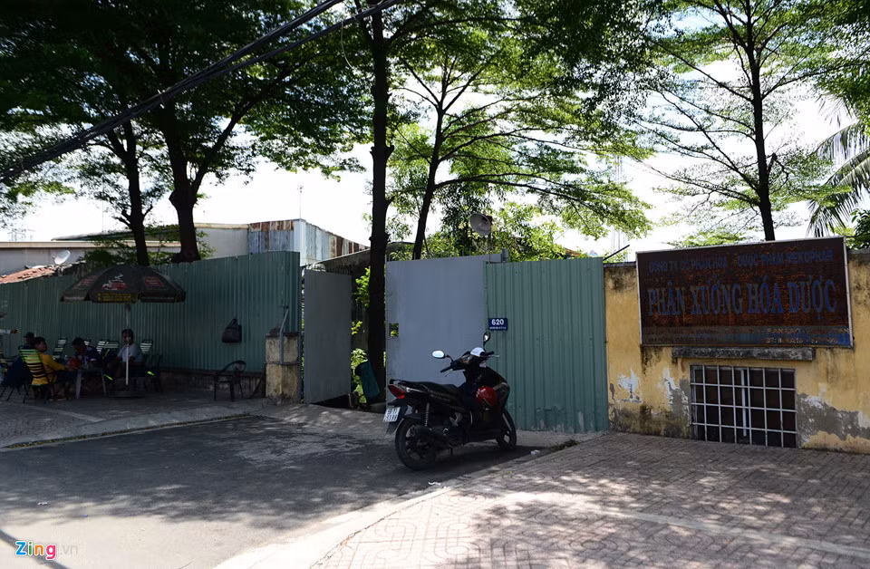 Khu đất này được thành phố giao cho Công ty Cổ phần Hóa - Dược phẩm Mekophar (thuộc Bộ Y tế) sử dụng từ năm 2004. Tuyến đường Kinh Dương Vương được nâng cao khiến khu đất và các hạng mục bên trong bị thấp xuống 1/2 kết cấu.