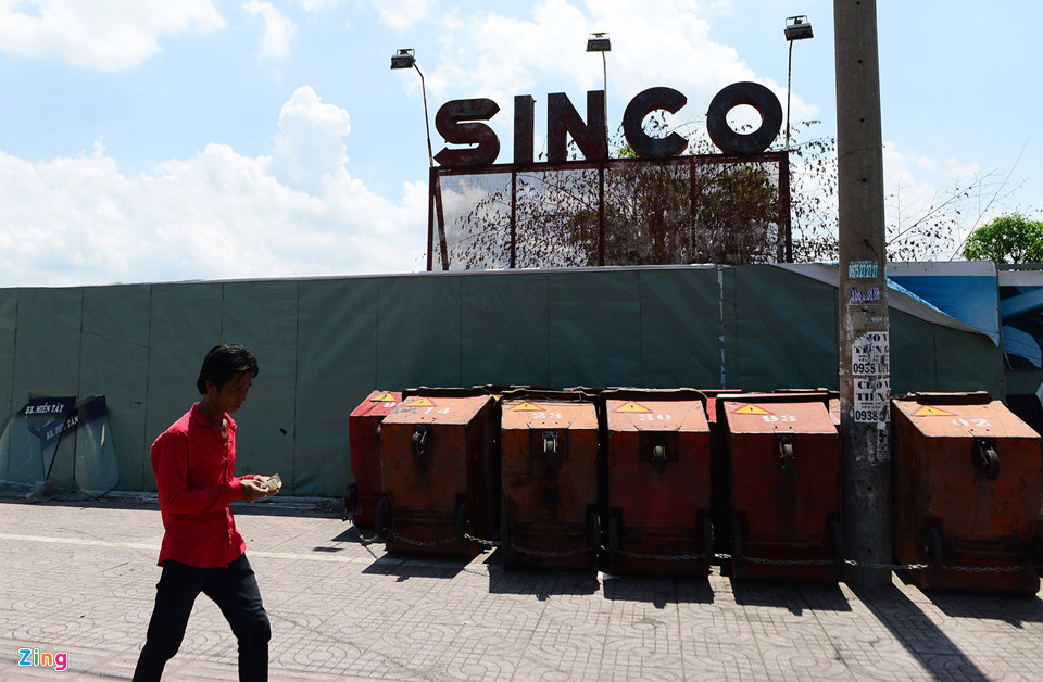 Mặt tiền đường Kinh Dương Vương dài khoảng gần 200 m được rào kín, chỉ còn hiện hữu một bảng tên SINCO gỉ sét, trơ trọi nhô cao khi đơn vị này chuyển về địa chỉ khác từ cuối năm 2015. Được biết, SINCO đã từng xin chuyển đổi mục đích sử dụng đất để xây khu thương mại phức hợp, cao ốc văn phòng, nhưng chưa được chấp thuận.
