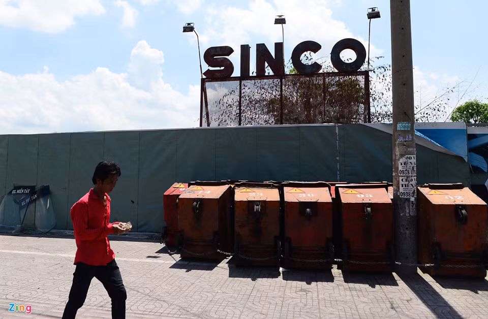 Mặt tiền đường Kinh Dương Vương dài khoảng gần 200 m được rào kín, chỉ còn hiện hữu một bảng tên SINCO gỉ sét, trơ trọi nhô cao khi đơn vị này chuyển về địa chỉ khác từ cuối năm 2015. Được biết, SINCO đã từng xin chuyển đổi mục đích sử dụng đất để xây khu thương mại phức hợp, cao ốc văn phòng, nhưng chưa được chấp thuận.