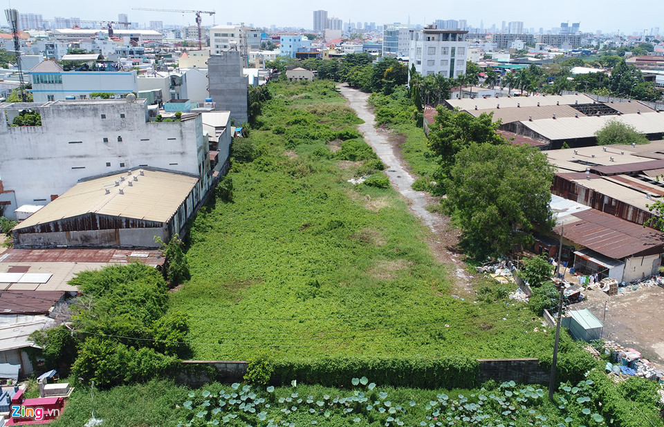 Trước đây khu đất này được giao cho Công ty phân bón Miền Nam (thuộc Bộ Công nghiệp) quản lý, sử dụng. Nhiều năm qua, khu đất chỉ còn trơ trọi cổng còn mang tên đơn vị này nhưng luôn đóng kín.