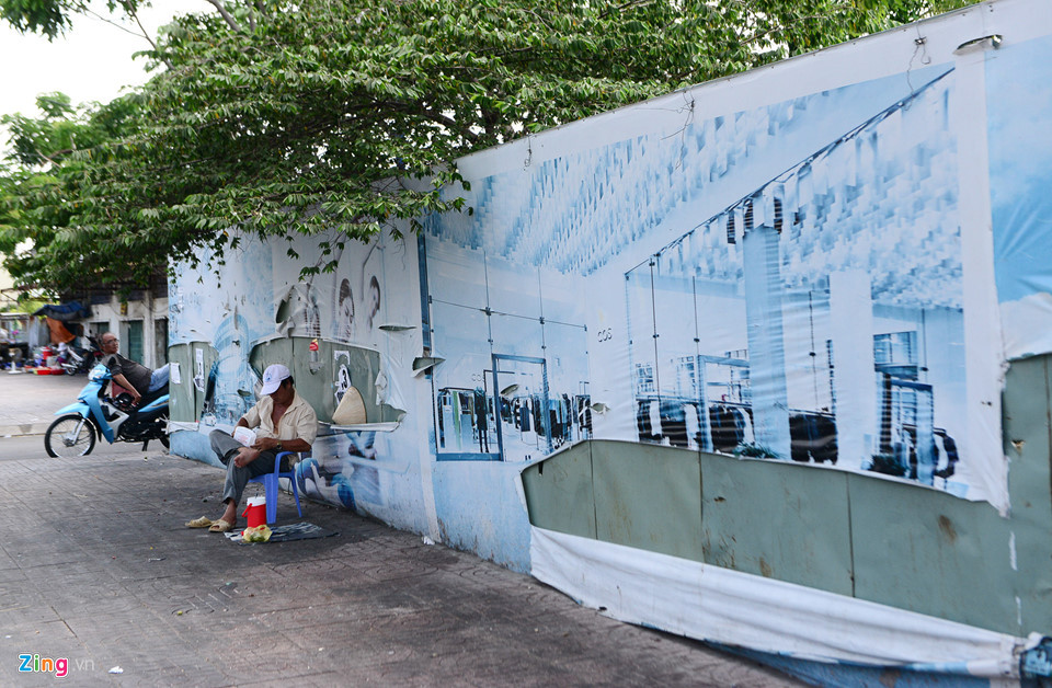 Một người dân sống tại khu vực này cho biết khu đất đã bị bỏ hoang từ lâu, bên trong cũng không có hoạt động gì nhiều. "Khoảng hơn 2 năm trước các công nhân dựng hàng rào, dán các bảng vẽ dự án cao cấp với căn hộ, trung tâm thương mại... Những tưởng sắp có công trình lớn mọc lên nhưng một thời gian sau phần lớn chúng bị gỡ ra hết mà không hiểu tại sao", người này cho hay.