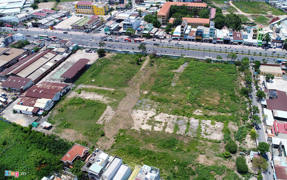 Khu đất công bỏ hoang ở Sài Gòn rộng gần 2.700 m2, tọa lạc tại 574 Kinh Dương Vương, phường An Lạc, quận Bình Tân do công ty Cổ phần Chế tạo Máy SINCO (thuộc tổng công ty Công nghiệp Sài Gòn) đăng ký sử dụng hiện vẫn bỏ hoang, cỏ mọc um tùm hơn chục năm qua.