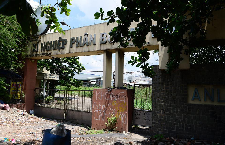 Năm 2011, TP.HCM đã có văn bản thu hồi, giao lại cho Trung tâm Phát triển quỹ đất, nhưng đến nay vẫn là một bãi đất trống với nhà cửa trên đất cũ kỹ, hoang tàn, ngập nước.