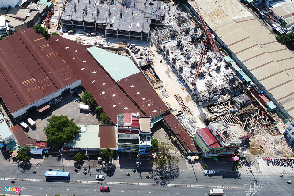 Gần ngã 3 đường Tên Lửa - Kinh Dương Vương là khu đất hơn 2.500 m2 của Công ty Xi măng Hà Tiên 1 (thuộc Bộ Xây dựng) tại địa chỉ 516 Kinh Dương Vương, quận Bình Tân.