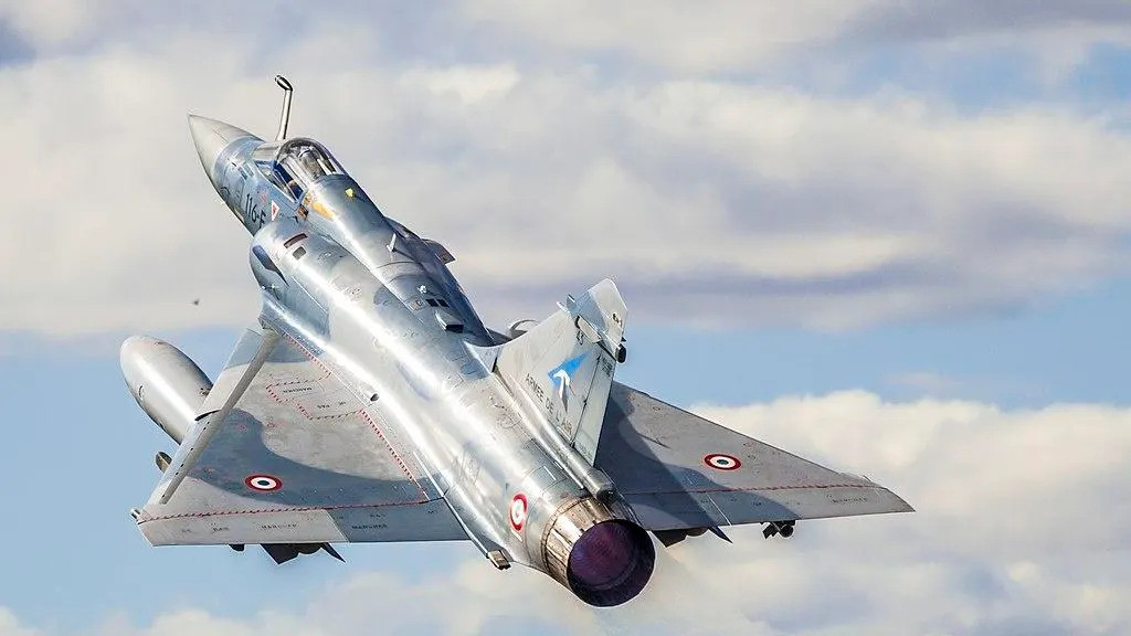 Mirage 2000 là loại máy bay tiêm kích đa nhiệm do hãng Dassault Aviation của Pháp thiết kế và chế tạo vào cuối những năm 1970 như một máy bay chiến đấu hạng nhẹ cho Không quân Pháp, và được đánh giá là một trong những máy bay đa nhiệm thành công của Pháp. Ảnh: Wikimedia commons. 