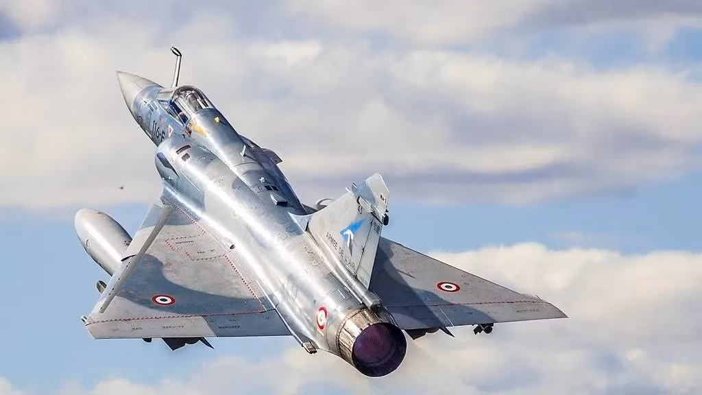 Mirage 2000 là loại máy bay tiêm kích đa nhiệm do hãng Dassault Aviation của Pháp thiết kế và chế tạo vào cuối những năm 1970 như một máy bay chiến đấu hạng nhẹ cho Không quân Pháp, và được đánh giá là một trong những máy bay đa nhiệm thành công của Pháp. Ảnh: Wikimedia commons. 