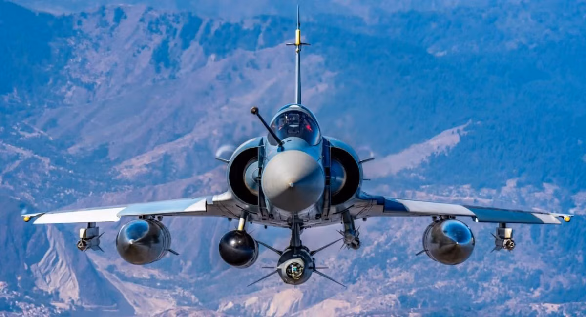 Không giống F-16, Mirage 2000 phải nâng cấp riêng lẻ cho từng khách hàng, làm tăng chi phí và phức tạp. Chi phí nâng cấp các hệ thống như radar và tác chiến điện tử là trở ngại lớn. Ảnh: Defense Express. 