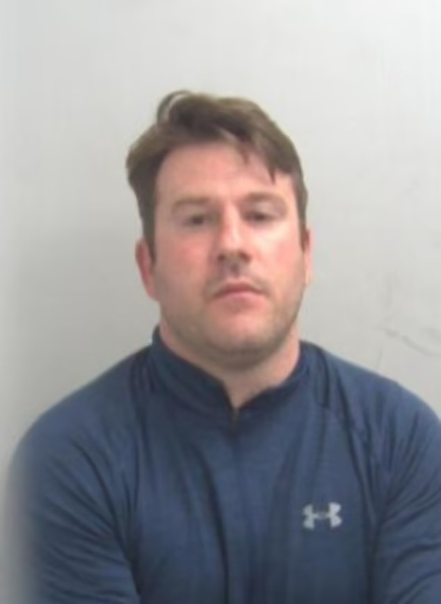 Philip Ali, biệt danh "Dr Death", cầm đầu đường dây này với các trận đấu có giải thưởng lên tới 100.000 bảng Anh. Ali từng nhận án 15 năm tù vì tội giết người chưa thành. Tay sai của hắn, Stephen Brown, lo việc chăm sóc y tế cho những con chó bị thương. Ảnh: thedailymail.co.uk