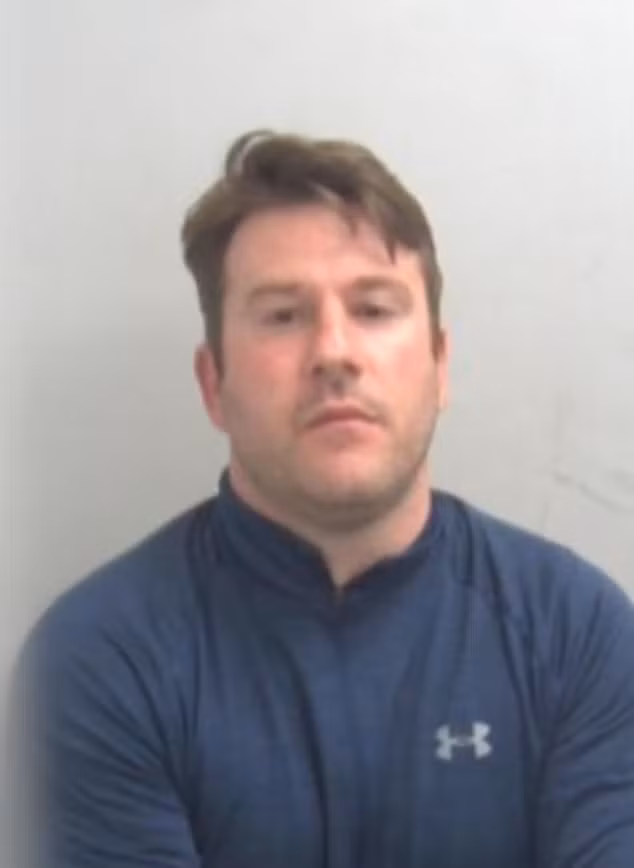 Philip Ali, biệt danh "Dr Death", cầm đầu đường dây này với các trận đấu có giải thưởng lên tới 100.000 bảng Anh. Ali từng nhận án 15 năm tù vì tội giết người chưa thành. Tay sai của hắn, Stephen Brown, lo việc chăm sóc y tế cho những con chó bị thương. Ảnh: thedailymail.co.uk