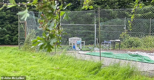 Cuộc sống của Billy và Amy Leadley tưởng chừng hoàn hảo với ngôi nhà trị giá 1 triệu bảng Anh tại vùng quê yên bình Bambers Green, Essex, Anh. Tuy nhiên, mới đây, cảnh sát đã phanh phui sự thật kinh hoàng: Ẩn giấu trong vẻ ngoài hào nhoáng đó là một đài chọi chó bí mật với đầy máu và dấu vết của những trận đấu chó tàn bạo. Trong ảnh là nơi huấn luyện chó cho các trận đấu. Ảnh: thedailymail.co.uk