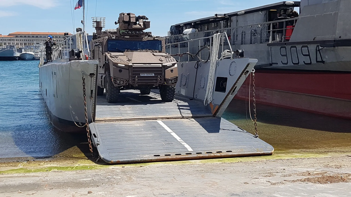 DGA cũng đặt mua 420 xe bọc thép chở quân hạng nhẹ đa năng Serval từ KNDS và Texelis với giá gần 500 triệu EUR, sau khi đã đặt hàng 364 chiếc vào năm 2020. Dự kiến, Quân đội Pháp sẽ nhận tổng cộng 978 xe Serval vào năm 2030, với 60 chiếc đã được giao vào năm 2022 và 129 chiếc vào năm 2023. Serval là một phần trong chương trình Scorpion của Quân đội Pháp nhằm nâng cấp các phương tiện bọc thép, bao gồm cả xe hạng nặng APC Griffon và xe chiến đấu bộ binh Jaguar. Ảnh: Xe bọc thép Sevral (Nguồn: DGA).