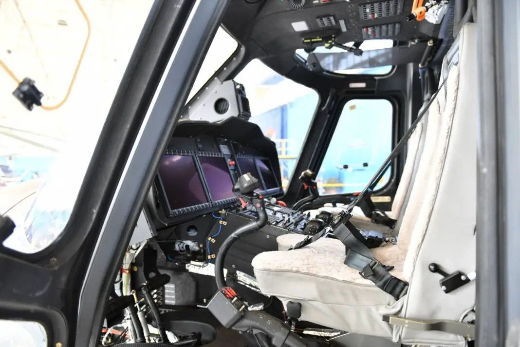 Cabin của AW-149 được trang bị bộ điều khiển kép và tích hợp hệ thống hình ảnh hồng ngoại nhìn về phía trước (FLIR), hệ thống chiếu sáng tương thích với kính nhìn đêm, bốn màn hình tinh thể lỏng ma trận chủ động, thiết bị định vị khẩn cấp và hệ thống định vị cá nhân, cùng nhiều thiết bị tiên tiến khác. Nguồn: Leonardo.