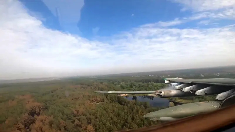 Dự kiến, các phiên bản cải tiến của S-13, thậm chí cả phiên bản mới hoàn toàn, sẽ tiếp tục được Quân đội Nga sử dụng trong tương lai. Cấu trúc đơn giản, chi phí sản xuất thấp là những lý do để lực lượng Nga có thể triển khai S-13 một cách hiệu quả, mà không cần lo lắng về việc tiêu hao vũ khí. Ảnh: Su-25 phóng tên lửa S-13 (Nguồn: topwar.ru).