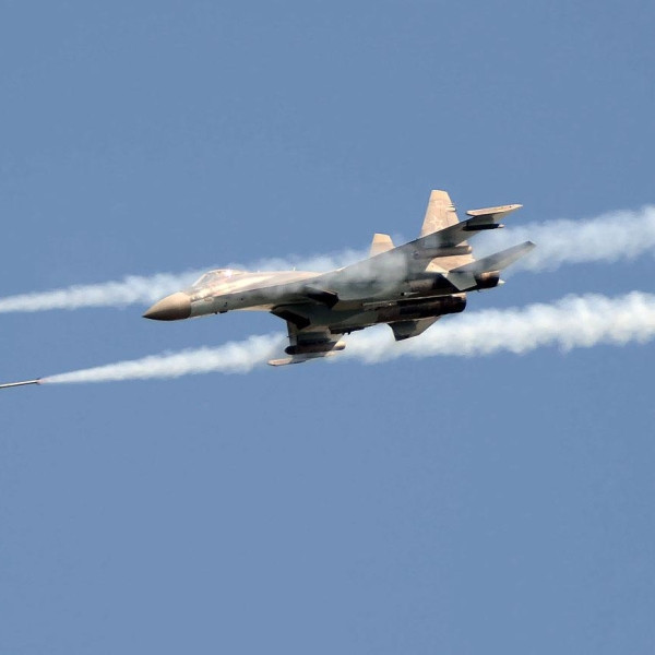 Tên lửa không điều khiển S-13 đã được sử dụng từ đầu Chiến dịch Đặc biệt bảo vệ Donbass. Máy bay Su-25 và trực thăng Ka-52, Mi-28 sử dụng chúng để tấn công nhiều mục tiêu và vị trí kẻ thù. Các tên lửa này có nhiều phiên bản với đầu đạn khác nhau, tối ưu hóa cho từng loại mục tiêu. Bộ Quốc phòng Nga đã công bố nhiều đoạn phim về việc sử dụng tên lửa không điều khiển "Tulumbasov" trong chiến đấu. Tên lửa được phóng từ nhiều góc độ và khoảng cách khác nhau tùy theo nhiệm vụ, từ vài km, tùy thuộc vào loại vũ khí. Ảnh: Su-27 phóng S-13 (Nguồn: aviaru.rf).