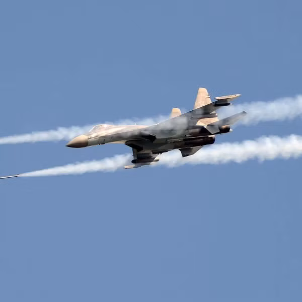 Tên lửa không điều khiển S-13 đã được sử dụng từ đầu Chiến dịch Đặc biệt bảo vệ Donbass. Máy bay Su-25 và trực thăng Ka-52, Mi-28 sử dụng chúng để tấn công nhiều mục tiêu và vị trí kẻ thù. Các tên lửa này có nhiều phiên bản với đầu đạn khác nhau, tối ưu hóa cho từng loại mục tiêu. Bộ Quốc phòng Nga đã công bố nhiều đoạn phim về việc sử dụng tên lửa không điều khiển "Tulumbasov" trong chiến đấu. Tên lửa được phóng từ nhiều góc độ và khoảng cách khác nhau tùy theo nhiệm vụ, từ vài km, tùy thuộc vào loại vũ khí. Ảnh: Su-27 phóng S-13 (Nguồn: aviaru.rf).