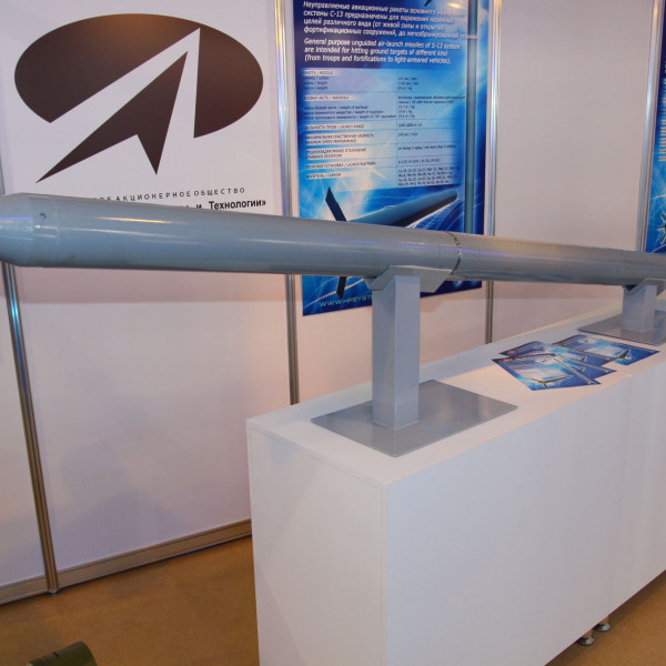 Vào cuối những năm 1960, đầu những năm 1970, Bộ Quốc phòng Liên Xô quyết định cần phát triển một loại tên lửa không điều khiển mới để phá các hầm bê tông và tiêu diệt lực lượng, trang thiết bị bên trong. Sau khi nghiên cứu sơ bộ, năm 1973, dự án mang tên "Tulumbas" được giao cho Viện Vật lý Ứng dụng ở Novosibirsk. Ảnh: Tên lửa S-13 DF trưng bày tại triển lãm (Nguồn: aviaru.rf).