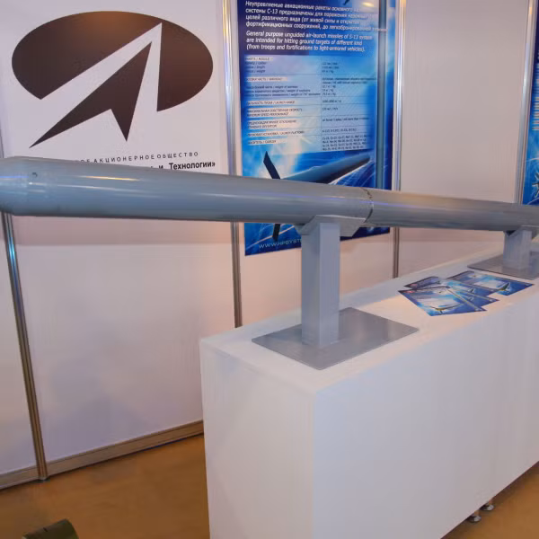 Vào cuối những năm 1960, đầu những năm 1970, Bộ Quốc phòng Liên Xô quyết định cần phát triển một loại tên lửa không điều khiển mới để phá các hầm bê tông và tiêu diệt lực lượng, trang thiết bị bên trong. Sau khi nghiên cứu sơ bộ, năm 1973, dự án mang tên "Tulumbas" được giao cho Viện Vật lý Ứng dụng ở Novosibirsk. Ảnh: Tên lửa S-13 DF trưng bày tại triển lãm (Nguồn: aviaru.rf).