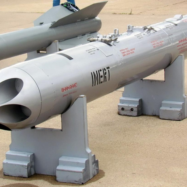 Tên lửa có cỡ 122 mm (12,2 cm) và được ký hiệu là S-13, ban đầu có đầu đạn phá bê tông. Quá trình phát triển kéo dài đến cuối thập kỷ, và năm 1979, S-13 cùng khối phóng UB-13 được đưa vào thử nghiệm cấp nhà nước. Sau nhiều năm kiểm tra và cải tiến, tên lửa S-13 được đưa vào sử dụng vào năm 1983. Ảnh: Khối B-13 (Nguồn: aviaru.rf).