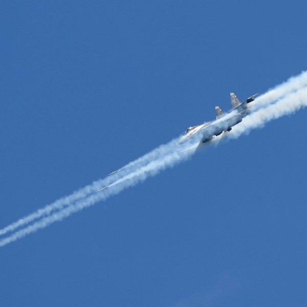 Tên lửa S-13, với động cơ tiêu chuẩn, có thể tăng tốc lên 650m/s. Tốc độ ban đầu của các tên lửa nặng hơn thuộc họ này giảm xuống còn 500-530 m/s. Phạm vi phóng lên tới 3 km đối với những sửa đổi ban đầu và lên tới 5-6 km đối với những sửa đổi sau này. Ảnh: Tên lửa S-13 được phóng từ Su-27 (Nguồn: aviaru.rf).