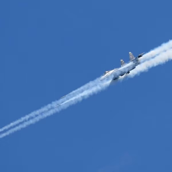 Tên lửa S-13, với động cơ tiêu chuẩn, có thể tăng tốc lên 650m/s. Tốc độ ban đầu của các tên lửa nặng hơn thuộc họ này giảm xuống còn 500-530 m/s. Phạm vi phóng lên tới 3 km đối với những sửa đổi ban đầu và lên tới 5-6 km đối với những sửa đổi sau này. Ảnh: Tên lửa S-13 được phóng từ Su-27 (Nguồn: aviaru.rf).