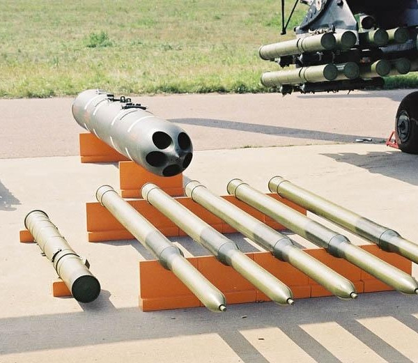 Tên lửa S-13 là vũ khí hàng không đơn giản và rẻ tiền, có thể tấn công mục tiêu hiệu quả. Chúng được sử dụng trong cùng hệ thống vũ khí với các tên lửa có cỡ nòng khác và chiếm vị trí trung gian giữa tên lửa không điều khiển S-8 nhẹ hơn và S-24, S-25 hạng nặng. Ảnh: Tên lửa S-13 và khối B-13 (Nguồn: aviaru.rf).