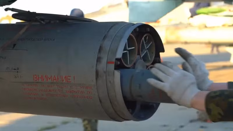 Tên lửa không điều khiển S-13 hiện vẫn là một trong những vũ khí được ưa chuộng và sử dụng rộng rãi trong Lực lượng hàng không vũ trụ Nga. Dù đã tồn tại trong vài thập kỷ, S-13 vẫn được sử dụng hiệu quả trong các nhiệm vụ chiến đấu chống lại nhiều mục tiêu khác nhau. Trên chiến trường Ukraine, S-13 được kết hợp với các máy bay hiện đại và hệ thống điều khiển tiên tiến. Ảnh: Chuẩn bị tên lửa S-13 trong Chiến dịch quân sự tại Ukraine (Nguồn: topwar.ru).