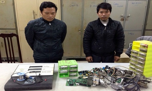 2 cay xang gian lan o HN: 11 nhan vien gop tien lap chip