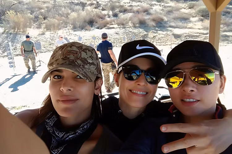 Để chuẩn bị kỹ lưỡng cho vai diễn của mình, Ngô Thanh Vân đã học bắn súng, tập võ và tập thể lực ở phòng gym. Trong quá trình “Bright” khởi quay, nữ diễn viên 7x đã giấu kín thông tin đóng bộ phim này. Ảnh: FBNV