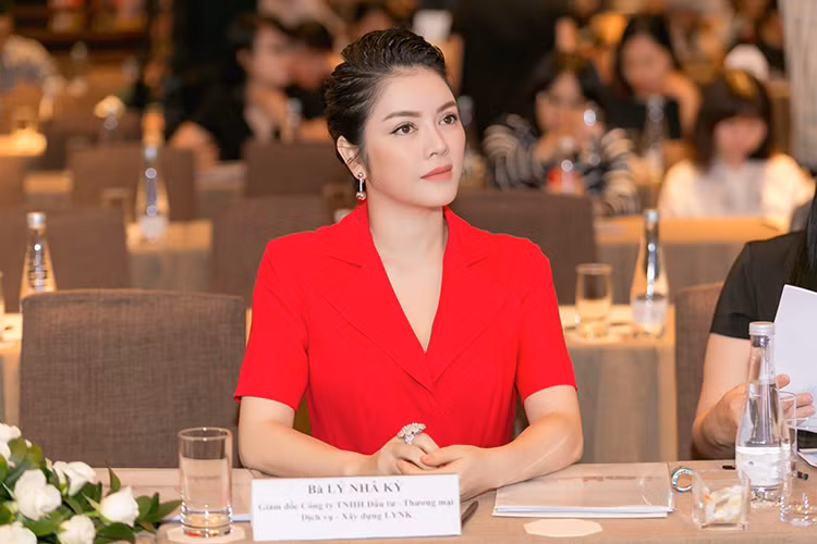 Cựu đại sứ du lịch VN còn tổ chức một bữa tiệc riêng cho cá nhân cô với khách mời là những nhân vật quyền lực trong giới nghệ thuật, điện ảnh, thời trang quốc tế tại Cannes.