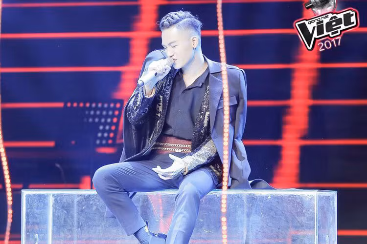 Chọn ca khúc “Let her go” của Lưu Thiên Hương, hot boy Ali Hoàng Dương khuấy động sân khấu bằng giọng hát đầy màu sắc và vũ đạo sôi động. HLV Đông Nhi đánh giá cao nét diễn của học trò của Thu Minh tại The Voice 2017. Ảnh: Fanpage