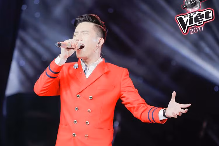 Ở phần thi solo, Anh Tú - một trong 5 thí sinh tranh ngôi vị quán quân The Voice 2017 mang đến ca khúc tự sáng tác “Cứ đi”. HLV Noo Phước Thịnh khuyên học trò của Đông Nhi nên đi thi Sing My Song để thể hiện khả năng sáng tác của mình. Ảnh: Fanpage